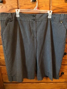 *GUC* Studio 1940 Black/White Pinstripe Capri Slacks - Size 24W - Picture 1 of 4