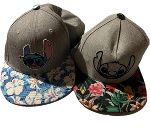 2 offizielle Disney Lilo & Stitch SnapBack Mütze Kappe grau schwarz Blumen Hawaii - Bild 1 von 3