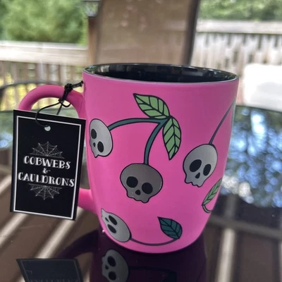 Taza Rosa Caliente Telarañas y Calderos con Calaveras de Cereza Plateadas Halloween Summerween Foto 1 de 4