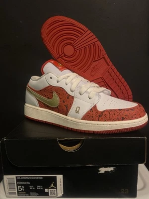 Air Jordan 1 SE Low Spades ouro branco vermelho tamanho 5,5Y (DJ5185-100) - Imagem 1 de 4