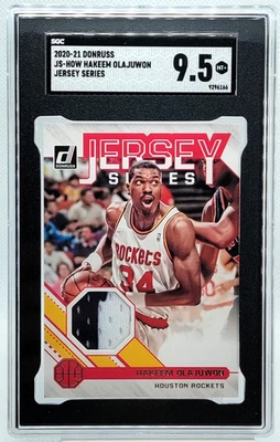 Parche Hakeem Olajuwon SGC 9.5 USADO EN JUEGOS 2020-21 Donruss Jersey Series Salón de la fama Foto 1 de 3