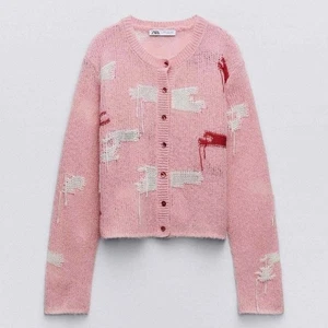 NUEVO CON ETIQUETAS ZARA Cárdigan Recortado Tejido Envejecido Suéter Rosa Rojo Blanco Mediano - Imagen 1 de 14