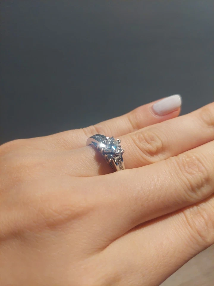 14K White Gold With One Carat  Princess Cut Diamond Ring  Size 7 - Image 1 of 4