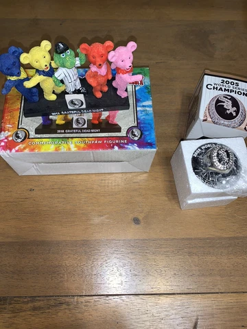 Grateful Dead Figurine Set Chicago White Sox And 2005 World Series Replica Ring Cover