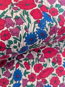 Tela de algodón ligera floral amapola y margarita CÉSPED confección por 50 cm - Imagen 1 de 11