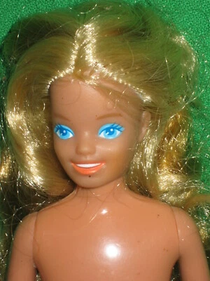 Patrón Tropical 1986 Vintage Cabello Rubio Doblando Piernas Desnudo para ÚNICO Foto 1 de 4