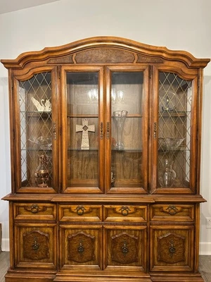 Hermosa cabaña de porcelana de madera tallada tradicional usada dos piezas Foto 1 de 4