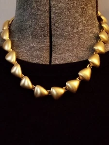Vintage unsigniert Anne Klein gebürstet goldfarben verbundene Dreiecke Knebel Halskette - Bild 1 von 14