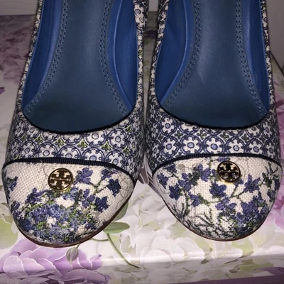 RARE Tory Burch Ethel Pumps Linen Leather Heel Floral Cap Toe Size 5.5 - Image 1 of 3