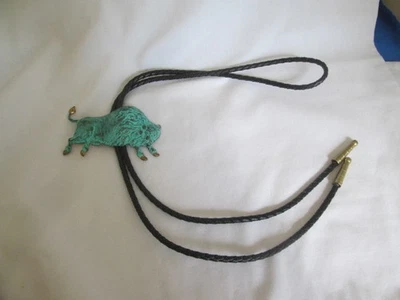 Cordão de couro preto pátina verde bronze gravata bolo búfalo furioso exclusivo muito raro - Imagem 1 de 4