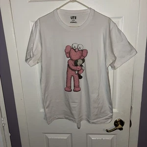 Uniqlo Graphic T-Shirt with KAWS Pink Companion Print Size Large - Picture 1 of 4