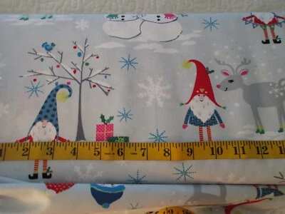 Tela de vacaciones de invierno de Navidad Michael Miller en gris claro Snow Village Foto 1 de 4