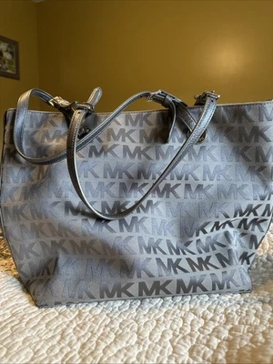Bolso de hombro Michael Kors gris con monograma Foto 1 de 4