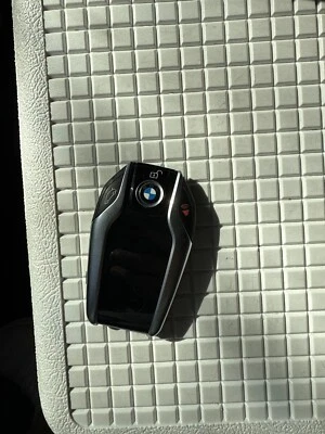 Llavero original BMW Serie 750i 2024 usado, con una pequeña pantalla táctil.  Foto 1 de 2