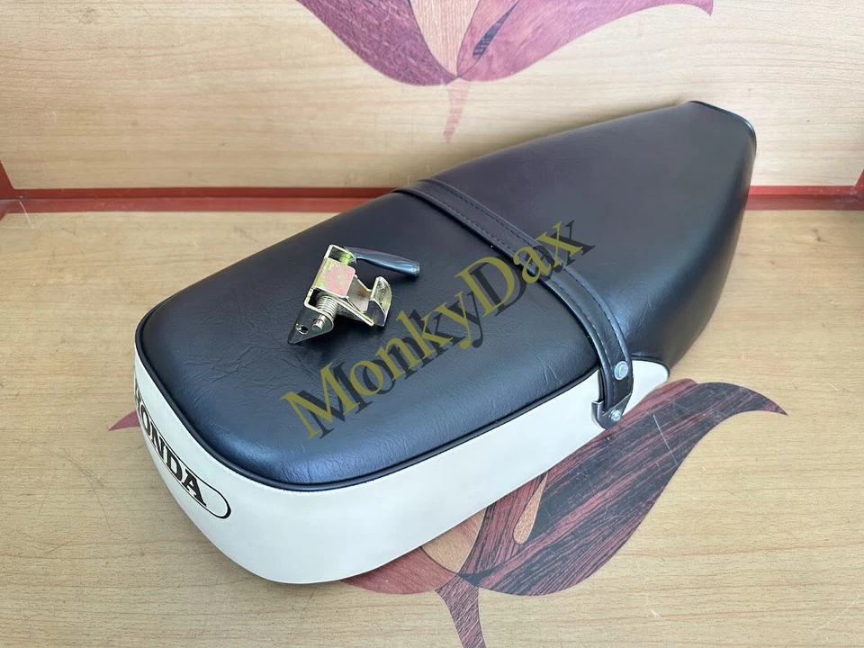 1982-1983 Honda C70 Passport Seat. 82-83 Cub Passport 70 C70 Saddle & Latch Lock - Image 1 of 4