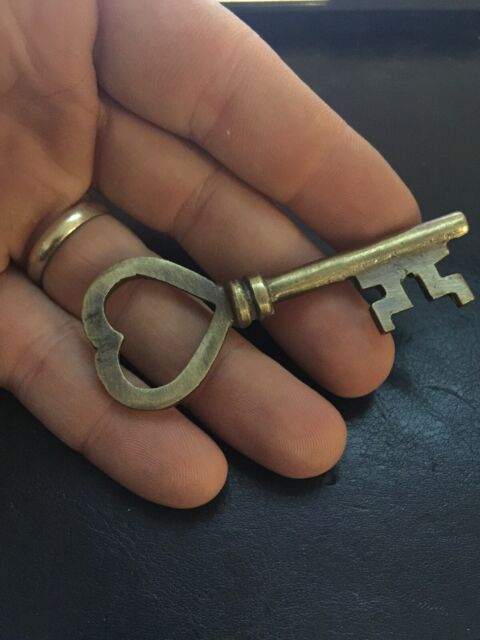 Wedding Key Favors . Heart Skeleton Key . heart key . brass key charm – The  Lonely Heart Co