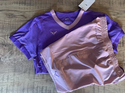 CONJUNTO CAMISA + SHORTS NIKE RAFA PACOTE RAFAEL NADAL ROSA ROXO ROMA MASTERS (PEQUENO) - Imagem 1 de 4
