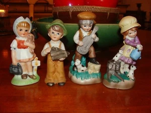 VIER PORZELLANFIGUREN ~ Bewässerungsgarten ~ mit Hund ~ Holz sammeln ~ Gitarre spielen ~ - Bild 1 von 4