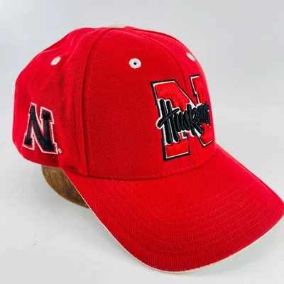 NEBRASKA CORNHUSKERS красный Колизей регулируемый ремень назад шляпа крышка 'N' логотип NCAA - Изображение 1 из 4