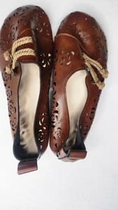 Mocasines para mujer marrón bajo plano show con diseño recortado rosa y detalle de cuerda - Imagen 1 de 6