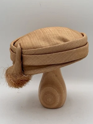 Sombrero Pastillero Vintage Color Trigo con Banda de Terciopelo Seda? Elegante Mid Century Usado en Excelente Condición Foto 1 de 4