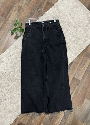 Pantalones de mezclilla Paige talla 26 negros con dobladillo crudo tiro alto recortados pierna ancha Harper Foto 1 de 4