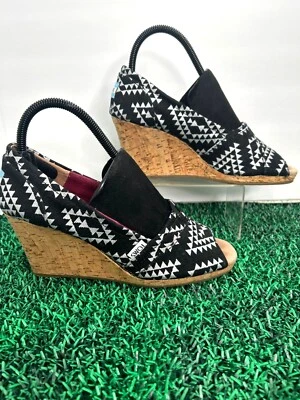 TOMS 软木鞋跟,偷看鞋头女式黑色部落楔形鞋女士尺码 W8.5 — 第 1/4 张图片