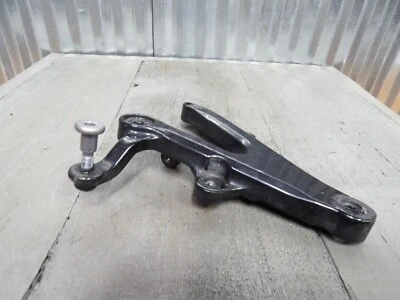 SOPORTE REPOSAPIÉS DELANTERO DERECHO YAMAHA 03-05 R6 & 06-09 R6S 5SL-27443-00-00 Foto 1 de 3