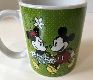 Taza de café Disney Mickey y Minnie Mouse parejas "Tú y yo" verde San Valentín - Imagen 1 de 3