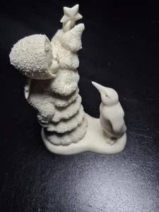 Snowbabies mit Baum & Pinguin "You Better Watch Out" Friendship Club - Bild 1 von 6