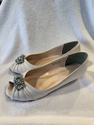 Sapatilhas brancas nupciais Kaylan6207 Kaylan6207 atualizadas em 18 de novembro David com emblema prata - Imagem 1 de 4