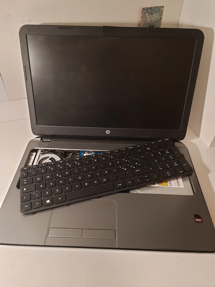 HP 15-g220nl NON funzionante, per ricambi. Schermo e tastiera quasi nuovi - Immagine 1 di 1