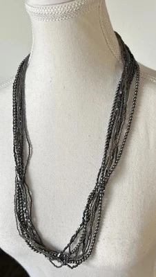 "Collar largo brillante en cascada de múltiples hebras en capas gris con cuentas de 18"" perla sintética" Foto 1 de 4