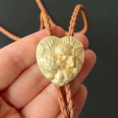 Collar de boda occidental pequeño ángel con patrón de corazón dorado Bola Bolo corbata Foto 1 de 4