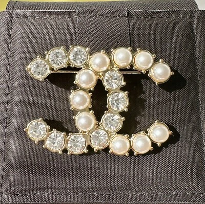CHANEL 2020B TONO DORADO LOGOTIPO CC CRISTALES BLANCOS Y PERLAS BROCHE PRENDEDOR ENCANTO Foto 1 de 4