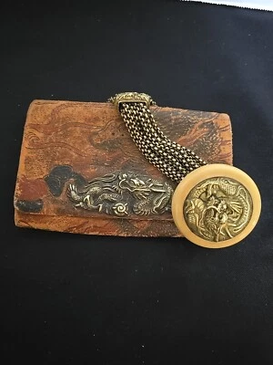 RARA BOLSA DE TABACO MEIJI JAPONESA CON CELULOIDE NETSUKE LATÓN DRAGONES 1800S Foto 1 de 4