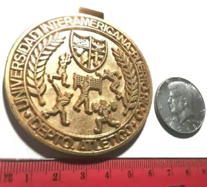 1er lugar universidad interamericana de puerto rico 1970 ficha medalla - Imagen 1 de 3