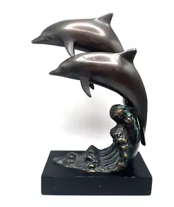 Escultura artística vintage de bronce fundido de delfines onda patinada sobre base de madera - Imagen 1 de 14