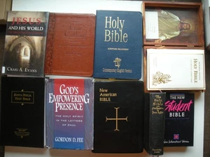 Lot of 9 BIBLES & STUDIES - Moffatt Translation; UAW Presentation; Santa Biblia - Picture 1 of 19