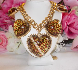 BETSEY JOHNSON CHUNKY LEOPARD LUCITE THREE HEARTS STATEMENT NECKLACE PREOWNED - Picture 1 of 11