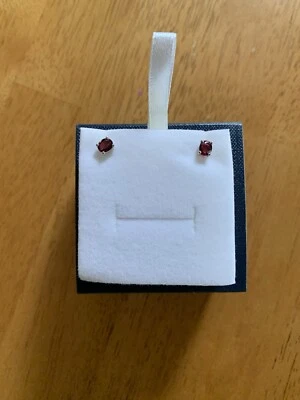 Aretes de rubí del Nilo Azul en oro blanco de 14 k (5x4 mm) Foto 1 de 4