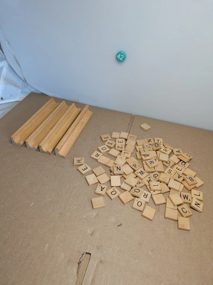 Lote de quatro (4) suportes de azulejos de madeira vintage Scrabble mais todas as peças - Imagem 1 de 1