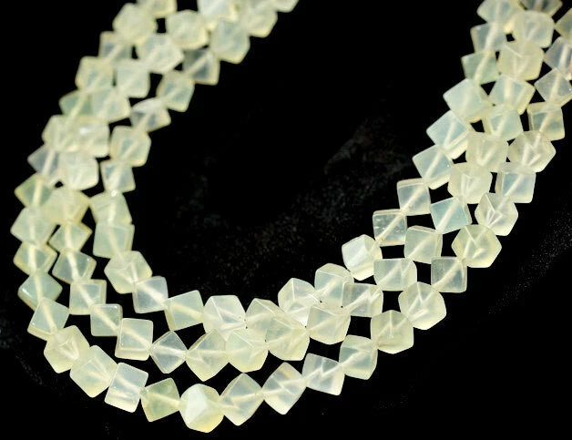 M1-17 - 4 MM CHINA JADE WÜRFEL STRANG MATT ECK GEBOHRT - Bild 1 von 1