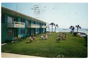 DAYTONA BEACH FL GENTE SUL PRATO BEAU RIVAGE MOTEL CARTOLINA D'EPOCA 1958 060121  - Foto 1 di 2