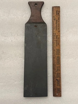 Antigua herramienta de tablero de piedra de afilar primitiva con mango de madera Foto 1 de 4