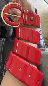Roter Lack glänzender Ledergürtel mit goldener Schnalle mittlere Gürtellänge 40” Breite 1,5” - Bild 1 von 7