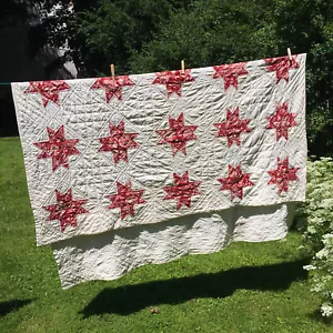 Vecchia trapunta cucita a mano stelle rosse su sfondo bianco cimelio famiglia, 90" x 70" - Foto 1 di 12