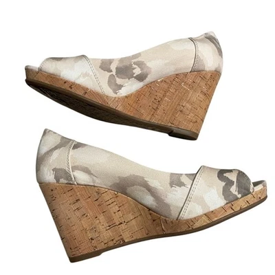 Tacones de cuña de corcho TOMS Stella Peep Toe, camuflaje neutro, talla 7, ropa informal de resort Foto 1 de 4