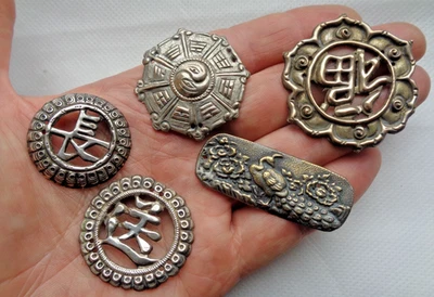 CINCO AMULETOS/MONTAJES ANTIGUOS REPÚBLICA CHINA PLATA/METAL BLANCO Foto 1 de 4