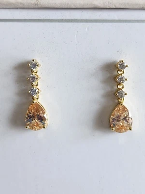 Висячие серьги Nadri с кристаллами груши 3/4 дюйма с родиевым покрытием золото и прозрачные фианиты - Изображение 1 из 4